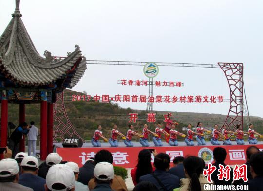 甘肅慶陽鄉村育“百里花海”引眾競技田園風光（圖）