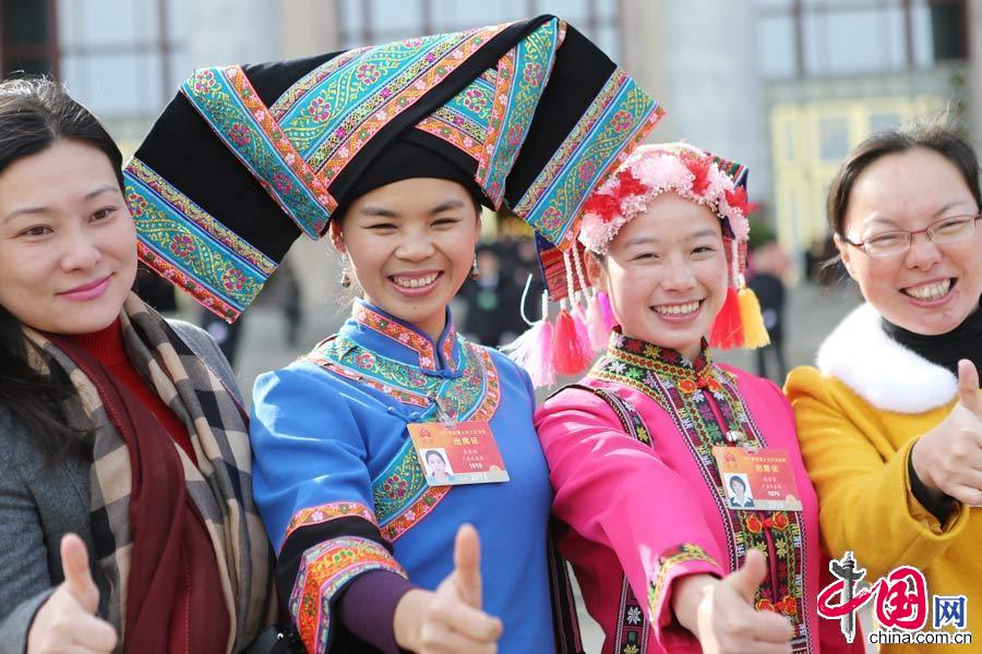 3月8日，幾名女代表在人民大會堂前合影留念。 中國網記者 董寧攝影