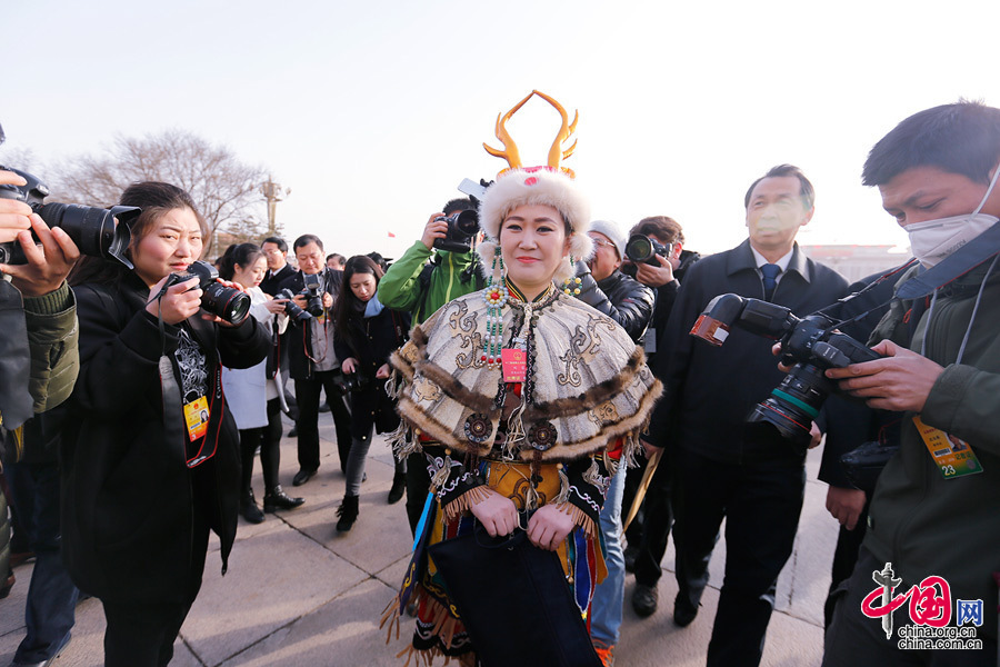  3月5日，十二屆全國人大四次會議于上午9時將在人民大會堂開幕，來自全國各地的少數民族代表陸續步入人民大會堂。圖為最年輕80后少數民族代表劉蕾。中國網 牛博攝